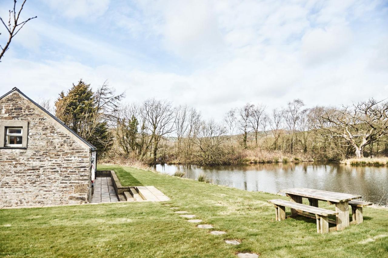 Penuwch Boathouse- Lakeside Rural Cottage Ideal For Families With Indoor Heated Pool كرمرثن المظهر الخارجي الصورة