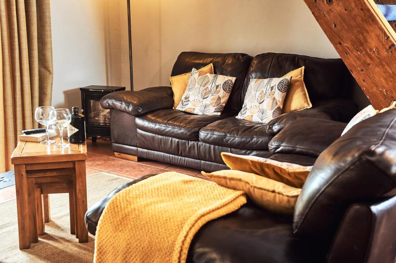 Penuwch Boathouse- Lakeside Rural Cottage Ideal For Families With Indoor Heated Pool كرمرثن المظهر الخارجي الصورة