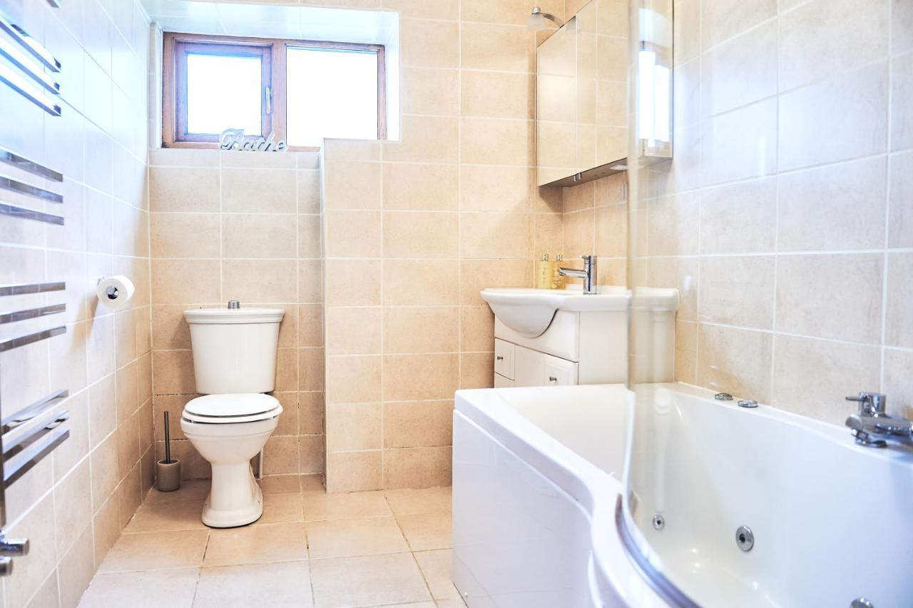 Penuwch Boathouse- Lakeside Rural Cottage Ideal For Families With Indoor Heated Pool كرمرثن المظهر الخارجي الصورة