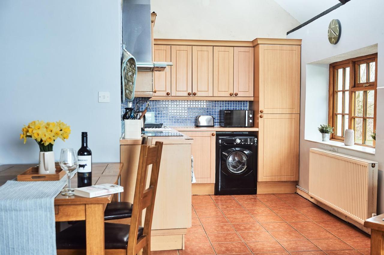Penuwch Boathouse- Lakeside Rural Cottage Ideal For Families With Indoor Heated Pool كرمرثن المظهر الخارجي الصورة