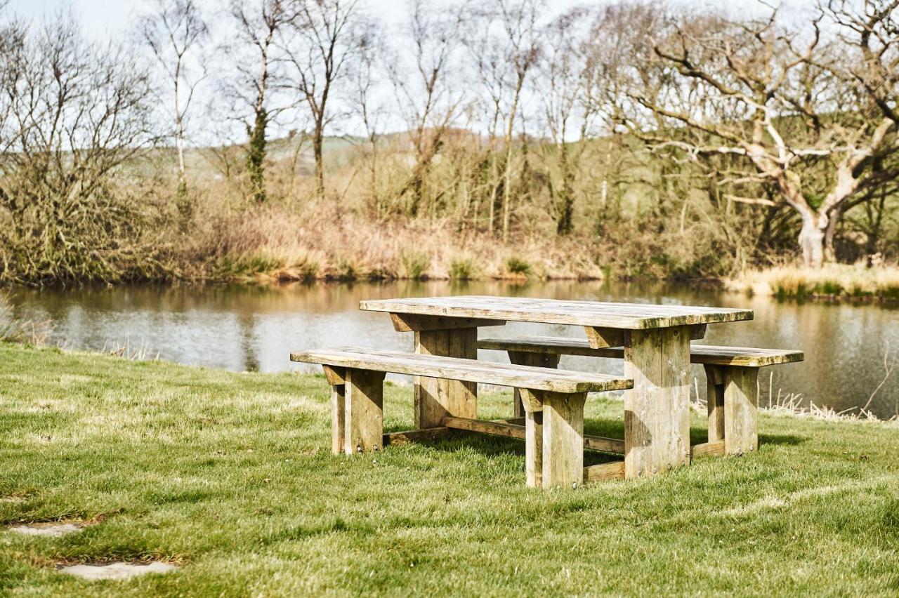 Penuwch Boathouse- Lakeside Rural Cottage Ideal For Families With Indoor Heated Pool كرمرثن المظهر الخارجي الصورة